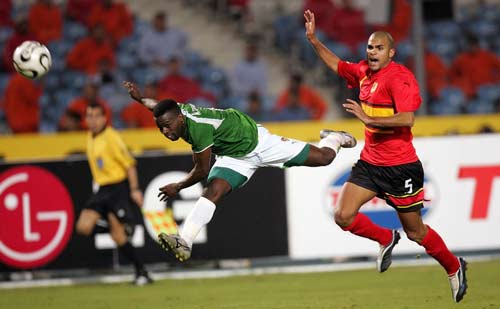 奥格斯堡0-0云达不莱梅，施密德错失良机（奥格斯堡与云达不莱梅0-0收场，施密德挥霍良机）