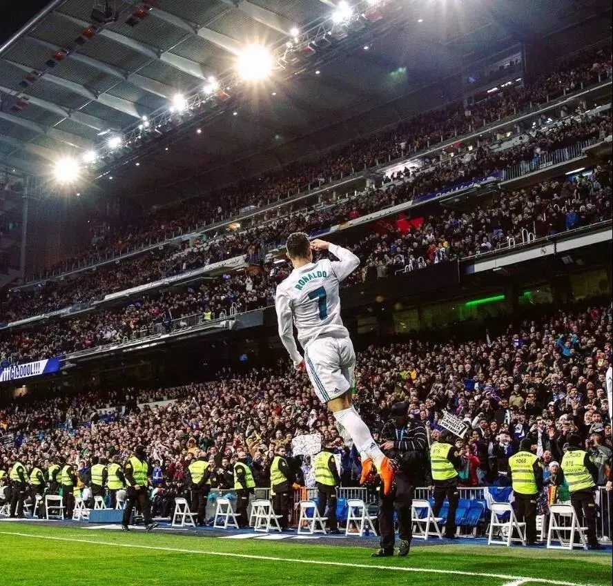 刘璇陪5岁女儿练体操，手持长棍严厉还疲惫，住300平豪宅又大又乱