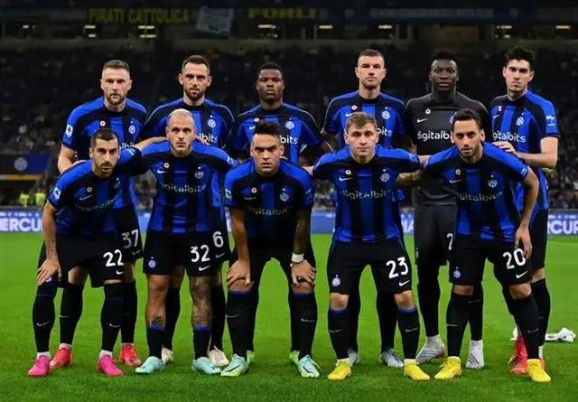 安切洛蒂：贝林厄姆风格像卡卡，他很聪明总能出现在关键位置（安切洛蒂赞贝林厄姆：风格近卡卡，聪明跑位常现关键位置）