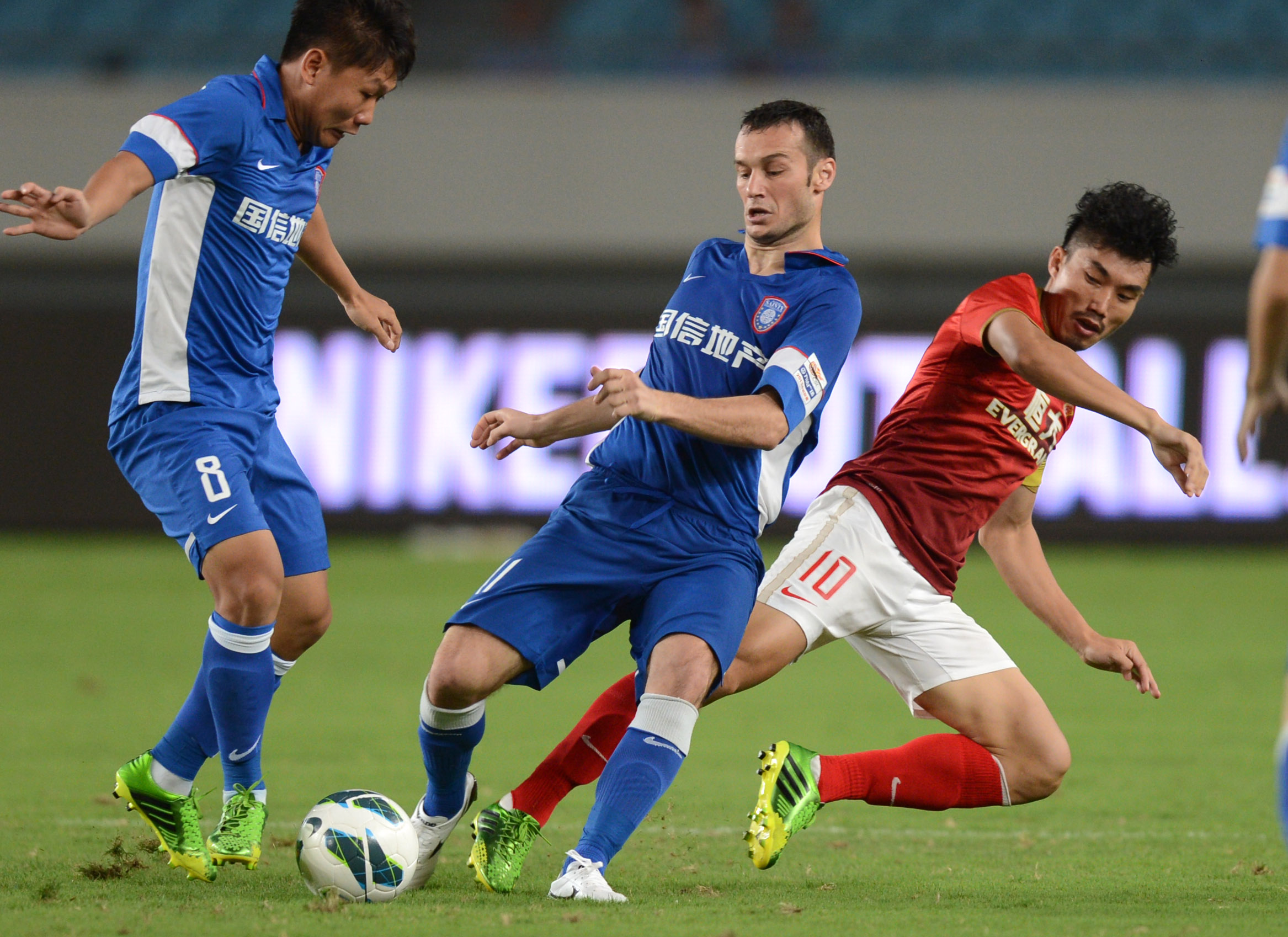 弗里克的历史巅峰：95年来最年轻的巴萨首发阵容震撼西甲（弗里克缔造95年来最年轻巴萨首发，震撼西甲）