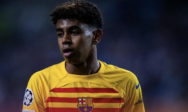 泰州举办“苏超泰州英雄大会”，市民夹道欢迎泰州队将士凯旋