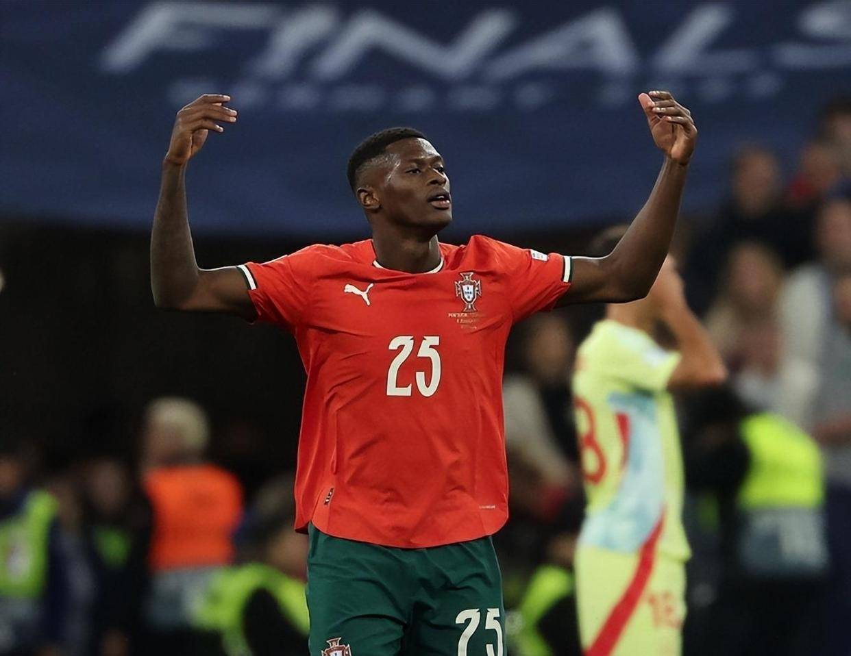 2025中国公路自行车职业联赛暨“环云南”公路自行车赛（楚雄站）燃情启程