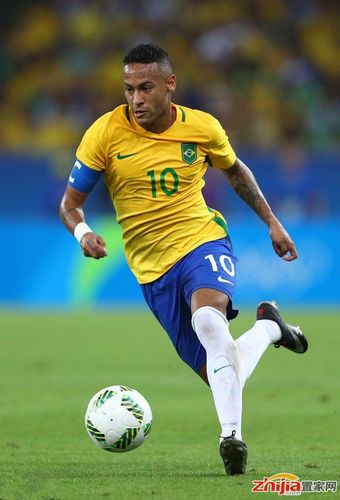 西足协前主席鲁比亚莱斯在发布会被扔鸡蛋，试图回击但被拦住（西班牙足协前主席鲁比亚莱斯发布会上遭扔鸡蛋，欲反击被阻止）