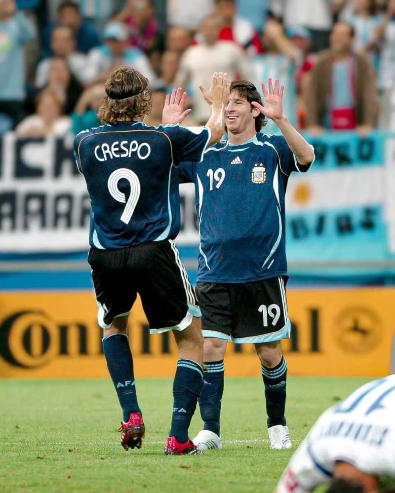 詹姆斯高空接力扣篮，点燃全场