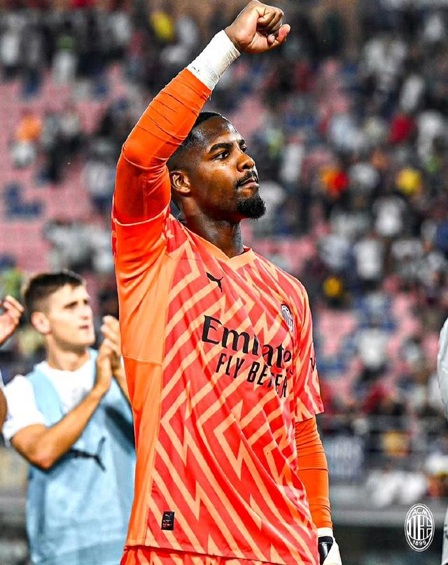 德天空：法兰克福中场乌尊肌肉受伤，预计12月欧冠踢巴萨复出（德媒天空体育：法兰克福中场乌尊肌肉受伤，预计欧冠12月战巴萨时复出）