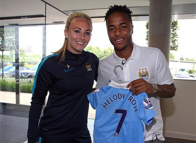 西媒：因欠薪等问题，近50名建筑工人在诺坎普球场外抗议（西媒称：约50名建筑工人因拖欠工资等问题在诺坎普外示威）